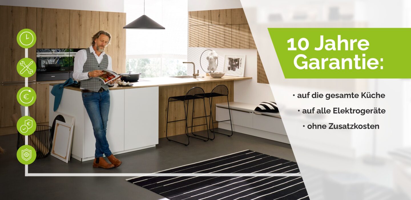 Bild zeigt einen Mann entspannt und Glücklich in der Küche. ViWa Küchen sorgt mit Garantie Küchen für sorgenfreie Küchenträume.