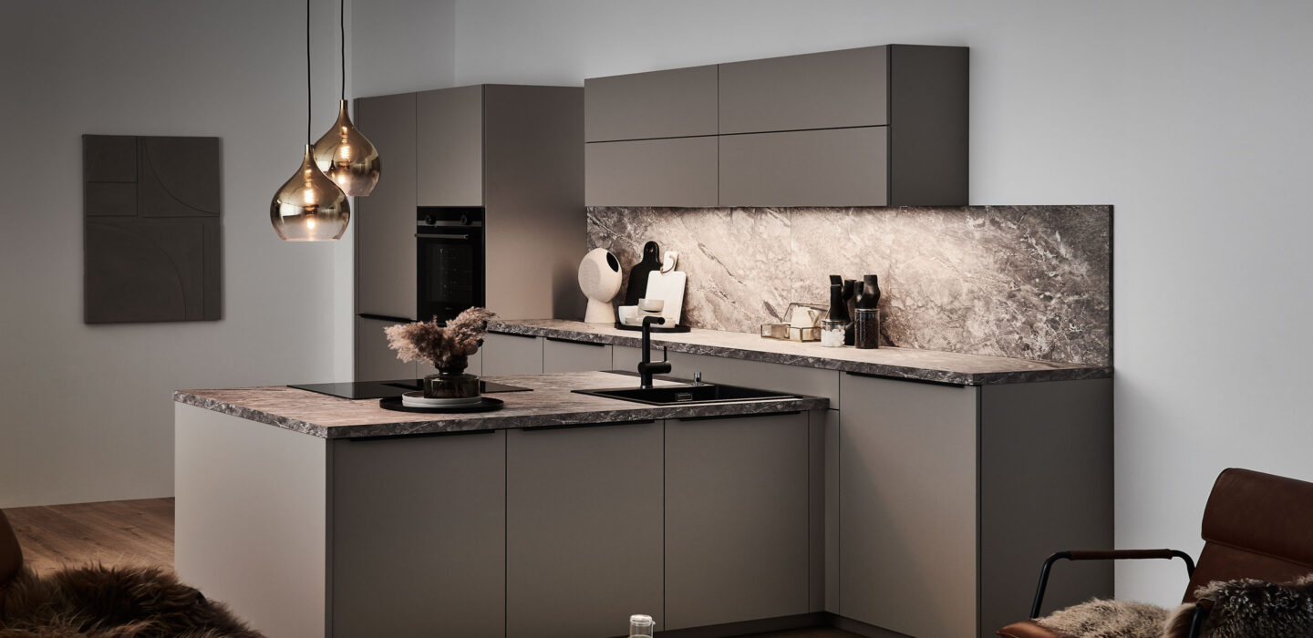 Moderne graue Küche mit Kücheninsel und Steinarbeitsplatte.