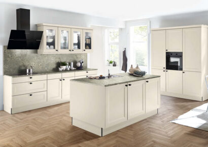 Landhausküche von nolte bei ViWa Küchen in Hiltrup in Cremeweiß mit Steinarbeitsplatte und Kochinsel.