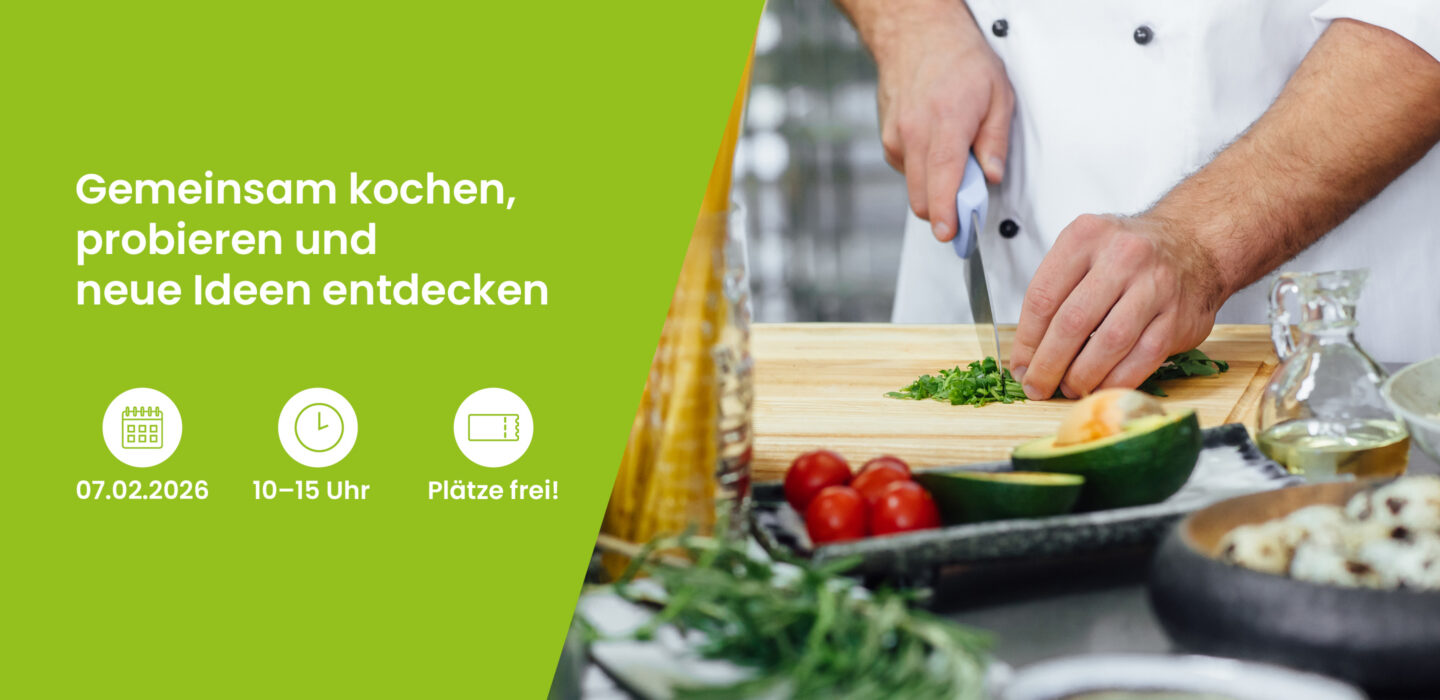 Ein Koch schneidet frische Kräuter auf einem Holzbrett – Einladung von ViWa Küchen zu einem Kochkurs unter dem Motto „Gemeinsam kochen, probieren und neue Ideen entdecken“, mit Datum, Uhrzeit und Hinweis auf freie Plätze.