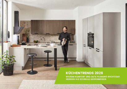 Moderner Küchenraum mit hellen Fronten, dunklen Holzschränken und großem Fenster – stilvolles Design mit natürlicher Note.