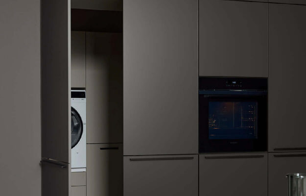 Küchen von Nolte bei VIVA Küchen – moderne Einbauküche mit integriertem Hauswirtschaftsschrank und Geräten