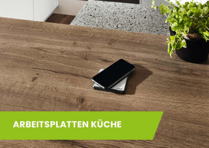 Holzoptik-Arbeitsplatte Küche mit natürlicher Maserung, integriertem kabellosen Ladegerät und Smartphone, ideal für moderne, funktionale Küchenlösungen