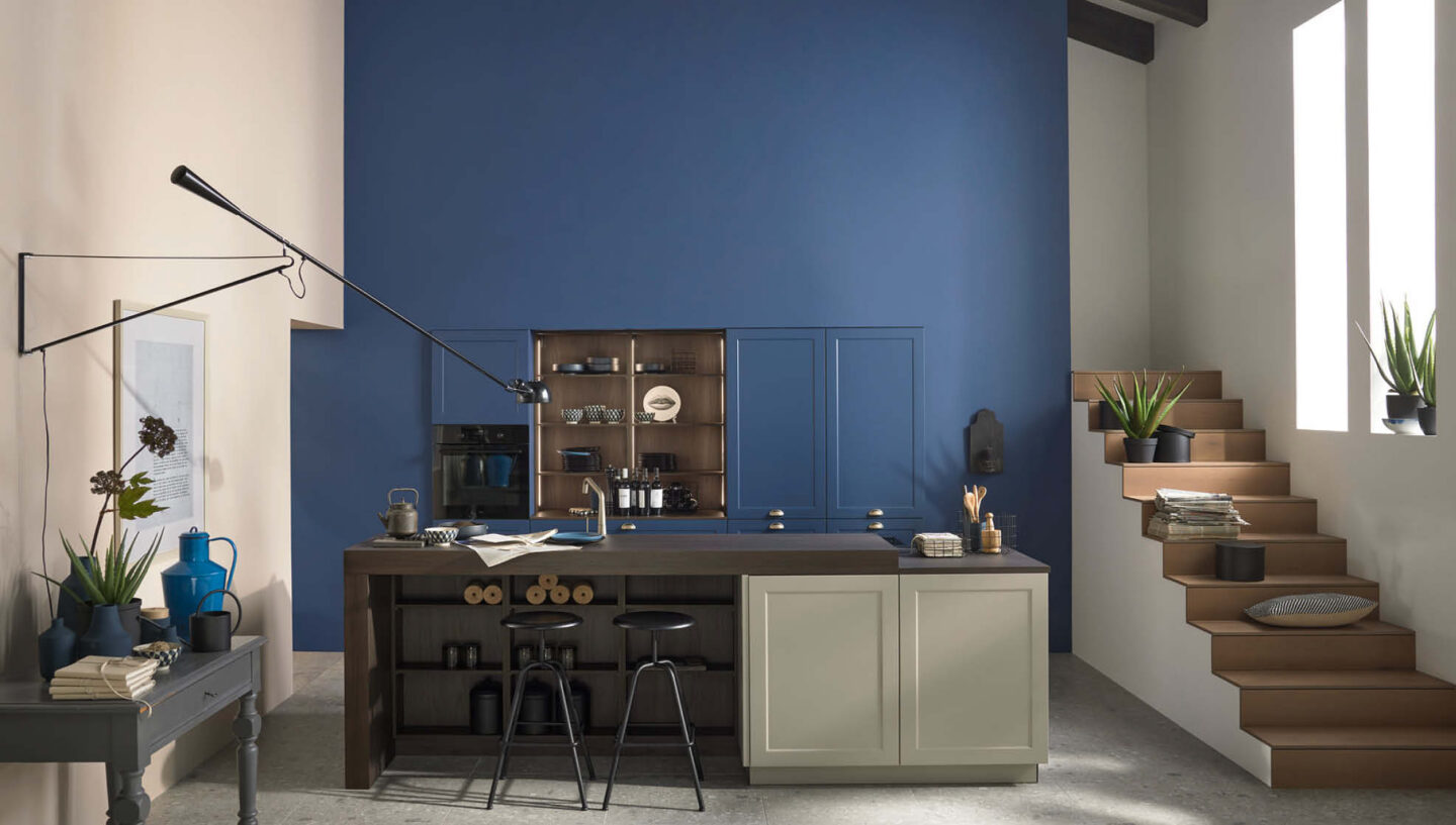 Moderne Küche mit blauer Akzentwand und offener Gestaltung – kreative Küchenlösung mit Charakter und Funktion