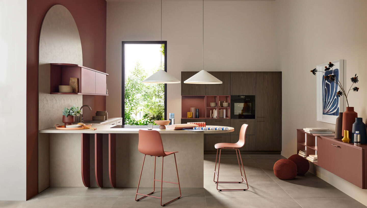Moderne Küche mit warmen Farbtönen und Kochinsel – zeitgemäßes Design für individuelle Küchenplanung