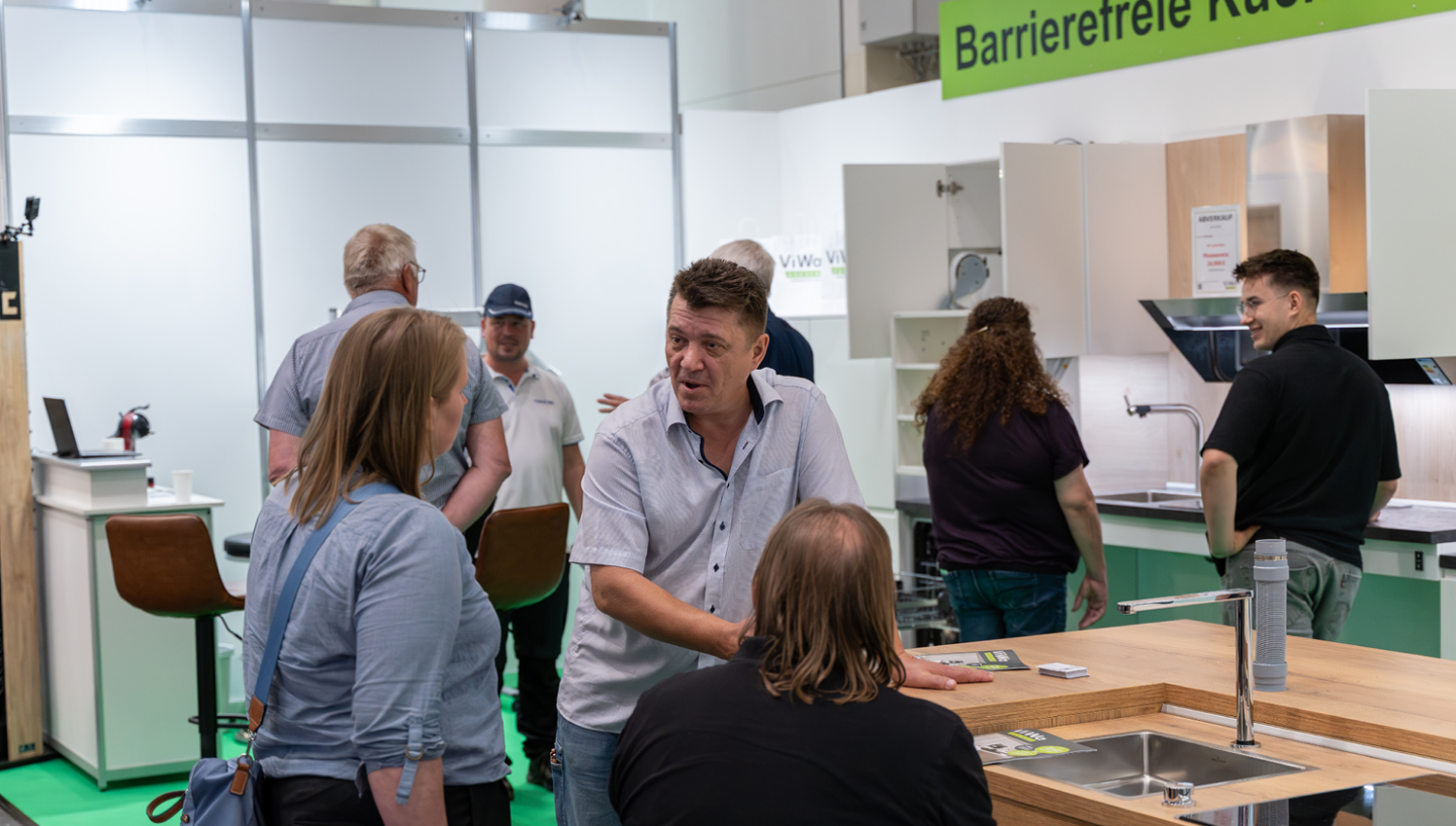 ersönliche Beratung am ViWa-Messestand für barrierefreie Küchen mit Kücheninsel, Spüle, zugänglichen Küchenmöbeln und ergonomischer Küchenplanung.