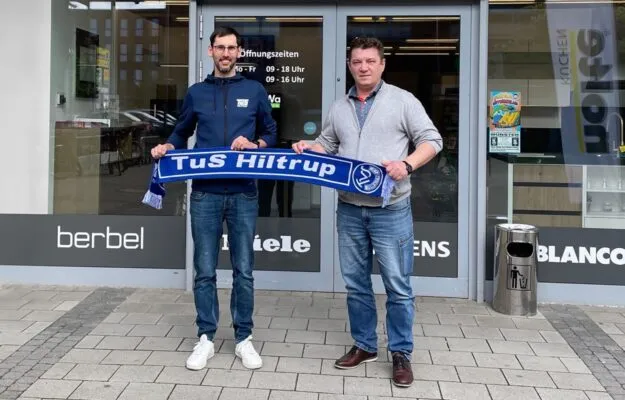 Bild von Viktor Walker und Sponsorpartner am Eingang von ViWA Küchen