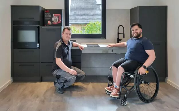 Bild von Viktor Walker mit Kunden im Rollstuhl in einer barrierefreien Küche