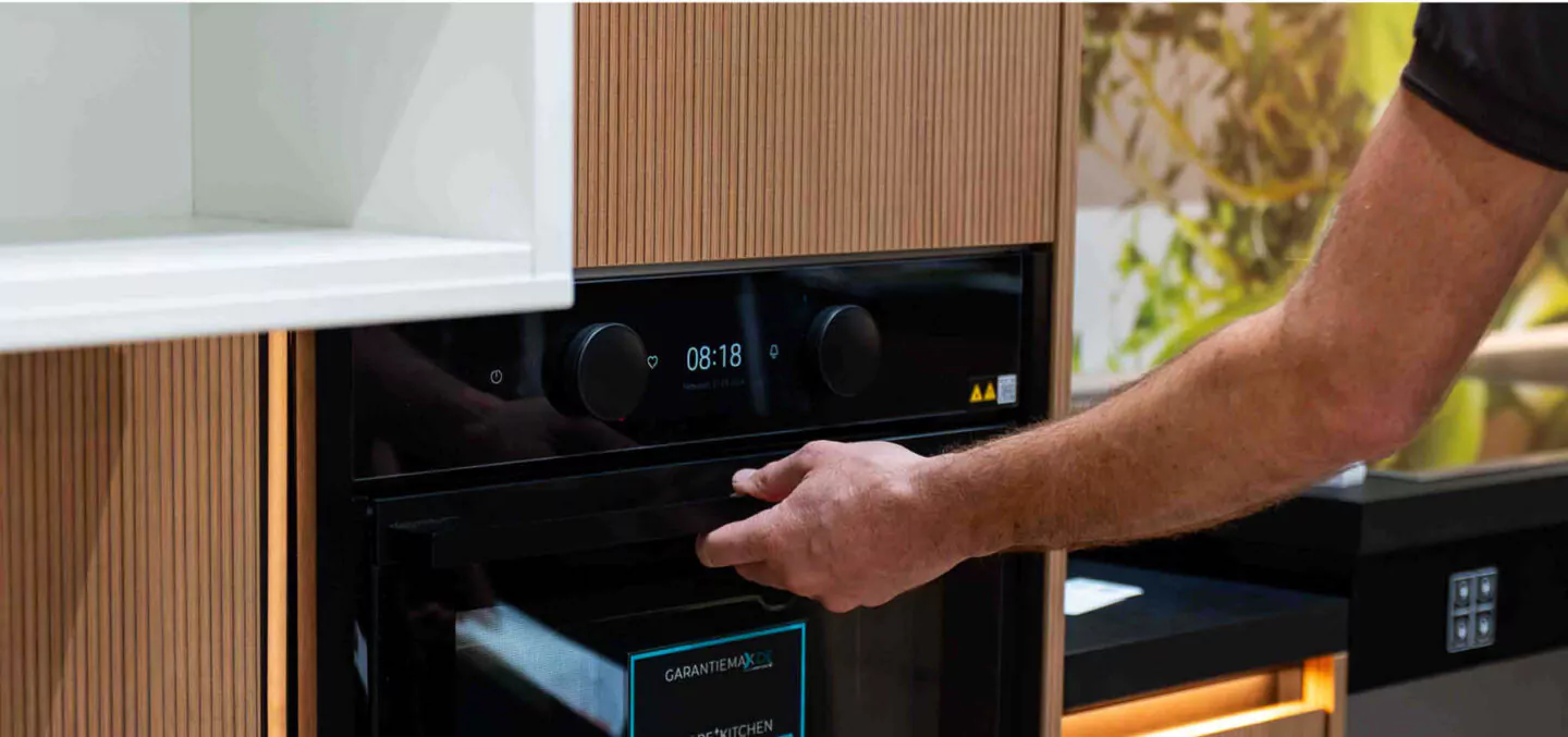 Einbau-Backofen mit ergonomischen Design für Menschen mit körperlichen Einschränkungen - Barrierefreie Küchen aus Münster