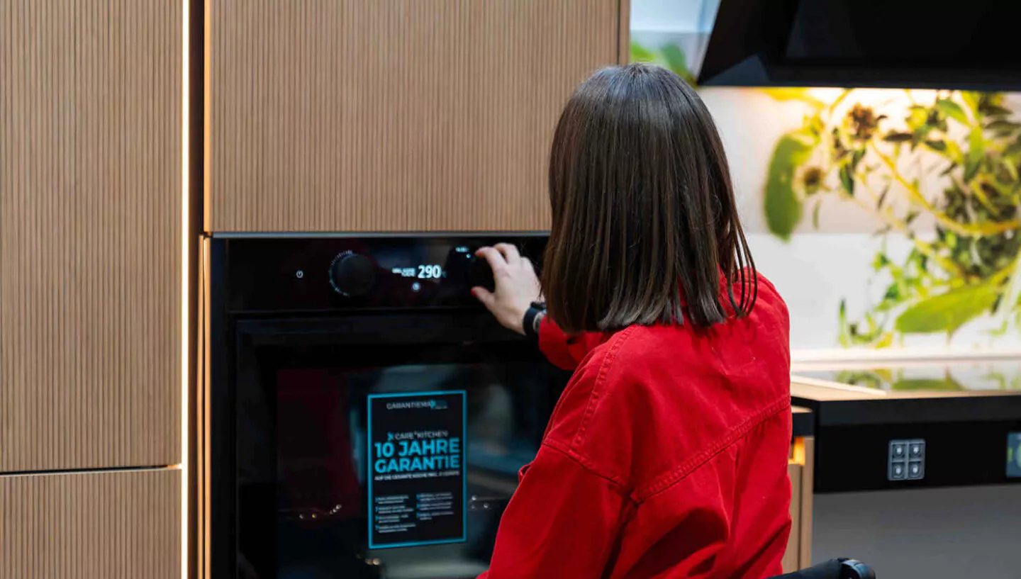 REHACARE 2025: Demonstration von barrierefreien Backofen