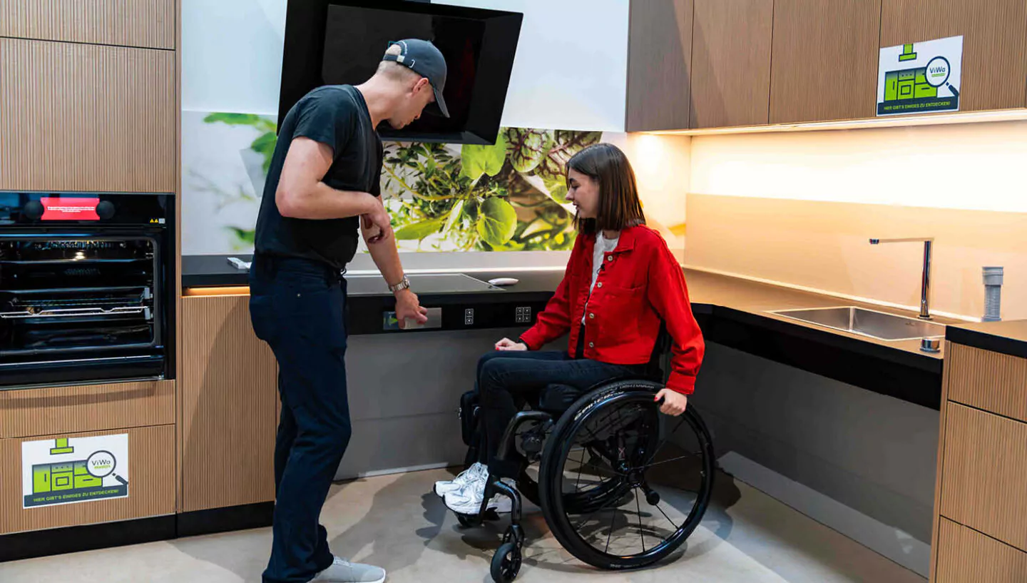 Messestand von ViWa Küchen bei REHACARE 2025: Demonstrierung von Einbau-Kochenfeld