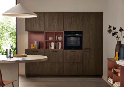 Elegante dunkle Designküche von Nolte mit stilvollen Akzenten und Wohnbereich