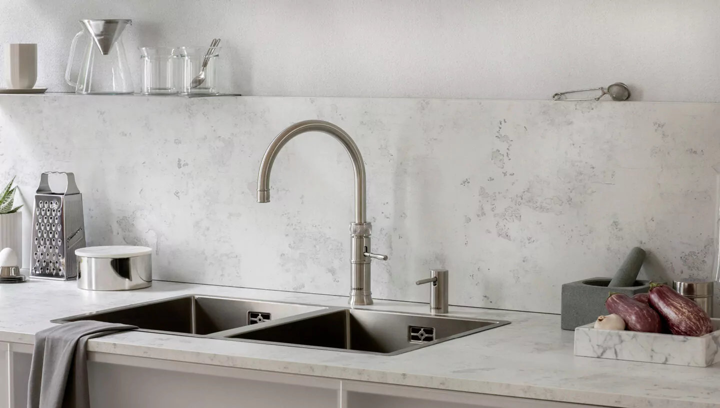 Minimalistische Küche mit moderner Quooker Armatur und integrierter Spüle