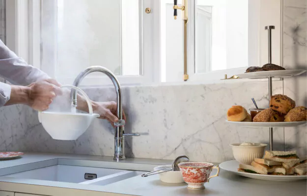 Quooker Armatur wird zur schnellen Zubereitung von Tee mit heißem Wasser genutzt