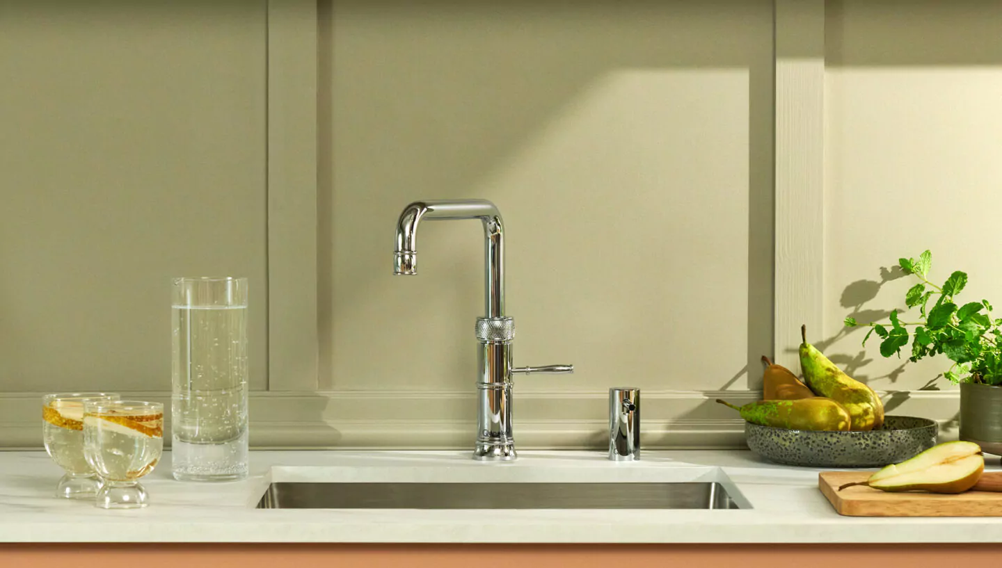 Quooker Armatur für stilles und sprudelndes Wasser in moderner heller Küche